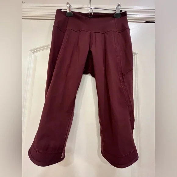 EUC Lululemon crop leggings with mesh detail - Picture 2 of 10